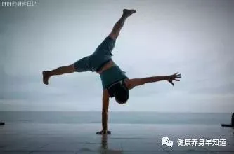 如何在篮球冬令营中加强体能训练?_1